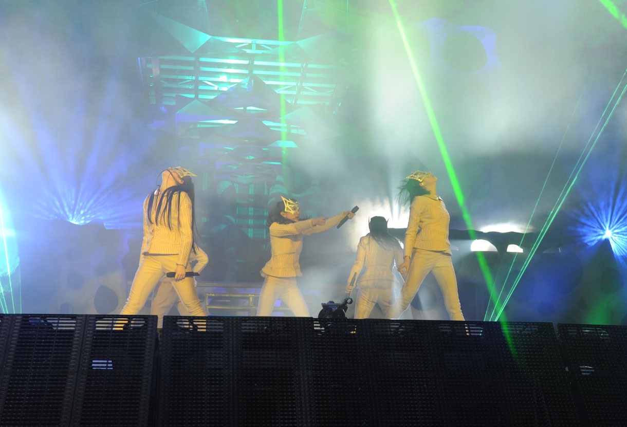 ももいろクローバーZ JAPAN TOUR 2013「5TH DIMENSION」2013年3月30日北海きたえーる公演の様子。