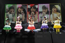 ももいろクローバーZ JAPAN TOUR 2013「5TH DIMENSION」2013年3月30日北海きたえーる公演の様子。