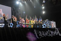 ももいろクローバーZ JAPAN TOUR 2013「5TH DIMENSION」2013年3月30日北海きたえーる公演の様子。