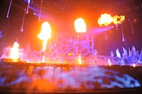 ももいろクローバーZ JAPAN TOUR 2013「5TH DIMENSION」2013年3月12日大阪城ホール、オープニングの様子。