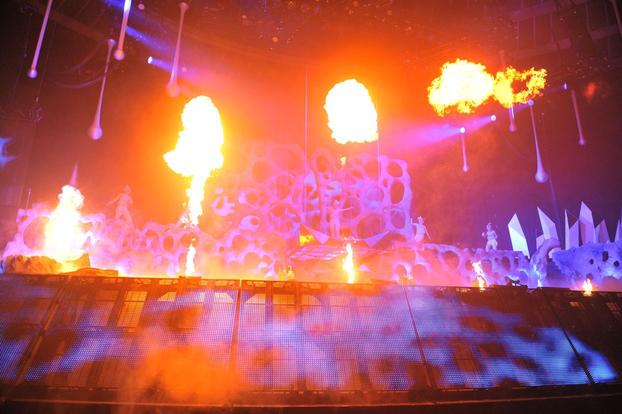 ももいろクローバーZ JAPAN TOUR 2013「5TH DIMENSION」2013年3月12日大阪城ホール、オープニングの様子。