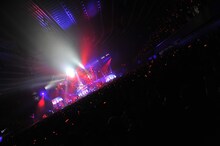 ももいろクローバーZ JAPAN TOUR 2013「5TH DIMENSION」2013年3月12日大阪城ホールの様子。客席では配布された「五次元バンド」が光った。