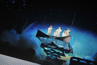 「月と銀紙飛行船」では上方のオブジェに乗り飛行船の雰囲気に。