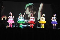 ももいろクローバーZ JAPAN TOUR 2013「5TH DIMENSION」2013年3月12日大阪城ホールの様子。