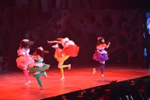 「行くぜっ！怪盗少女」での百田夏菜子のえびぞりジャンプ。