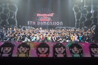 今週の人気の画像10位は「ももクロ、さらなる進化を見せた5次元アリーナツアー完走」より、全ツアースタッフが集まっての記念撮影。