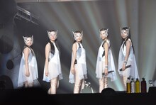 写真は「ももいろクローバーZ JAPAN TOUR 2013『5TH DIMENSION』」のワンシーン。
