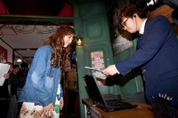 選抜総選挙候補者届出書を提出する佐藤由加理。 (C)AKS