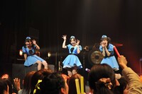 「WANTED!!」の振りを踊る増井みお、奥仲麻琴、槙田紗子（左から）。