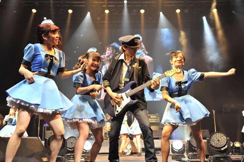 ペンネとアラビアータ機長と踊る玉井杏奈、増井みお、奥仲麻琴（左から）。