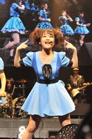 2部で髪型を変えた増井みお。