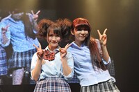 女子高生スタイルの増井みおと玉井杏奈（左から）。