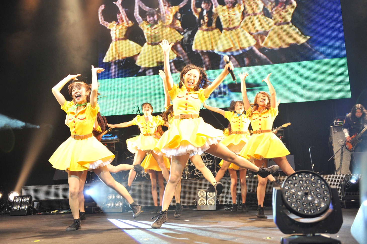 新曲「STEP&GO」を披露するPASSPO☆。