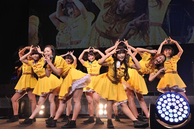 新曲「STEP&GO」を披露するPASSPO☆。