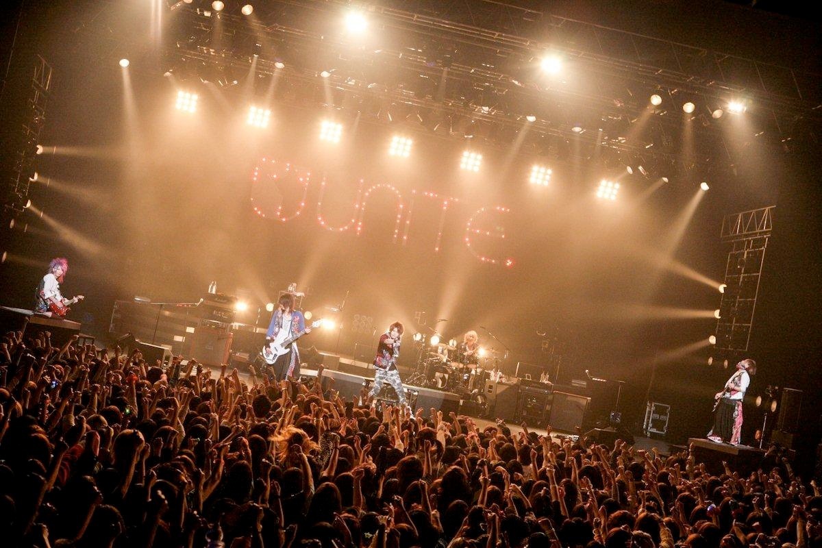 「UNiTE. 2013 SPRING ONEMAN TOUR［once live too meaning］」SHIBUYA-AX公演の模様。（撮影：西槙太一）