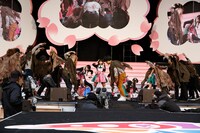 ゾンビに囲まれるエビ中メンバー。