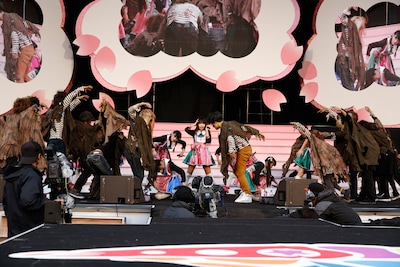 ゾンビに囲まれるエビ中メンバー。