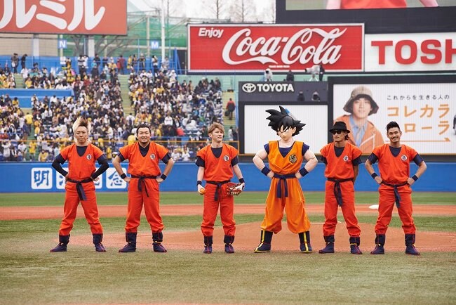 球場に立つFLOWのメンバーと悟空。