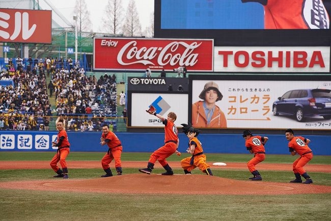 振りかぶるKEIGOと、“かめはめ波”を貯める悟空およびFLOWメンバー。
