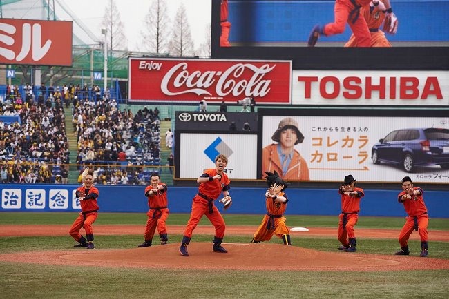 ボールの行方を見つめるKEIGOと、“かめはめ波”を放った悟空およびFLOWメンバー。