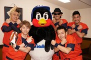 東京ヤクルトスワローズのマスコットキャラクター・つば九郎と“MAX”ポーズを取るFLOW。