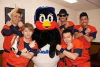 東京ヤクルトスワローズのマスコットキャラクター・つば九郎と“MAX”ポーズを取るFLOW。