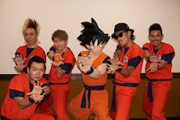 悟空と“かめはめ波”ポーズを取るFLOW。