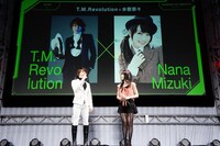 幕張メッセでの「革命機ヴァルヴレイヴ」キックオフステージに登場したT.M.Revolution（写真左）と水樹奈々（右）。