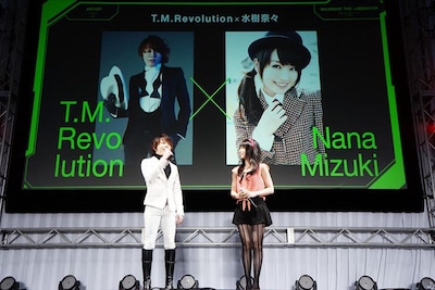 幕張メッセでの「革命機ヴァルヴレイヴ」キックオフステージに登場したT.M.Revolution（写真左）と水樹奈々（右）。