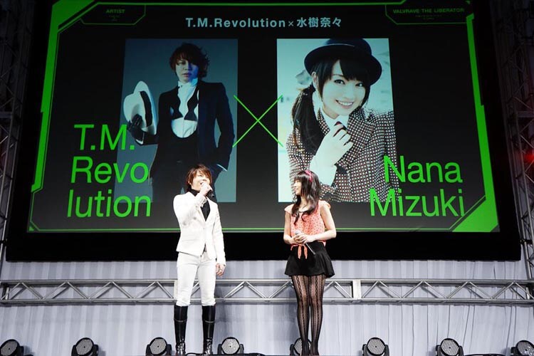 幕張メッセでの「革命機ヴァルヴレイヴ」キックオフステージに登場したT.M.Revolution（写真左）と水樹奈々（右）。