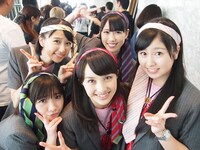 出番前、バックヤードでのももいろクローバーZ。