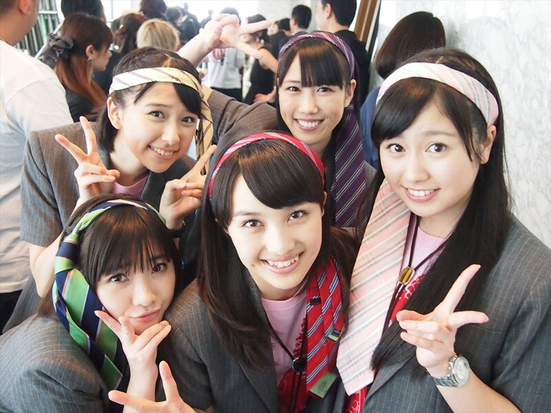 出番前、バックヤードでのももいろクローバーZ。