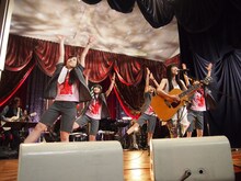 miwa×ももいろクローバーZによる「ヒカリへ」の模様。