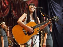 miwa×ももいろクローバーZによる「ヒカリへ」の模様。