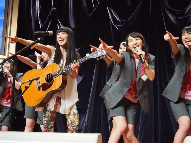 インタビューの最後は「以上私たち、miwaクロー……Z！」というおなじみのポーズで締めたmiwa×ももいろクローバーZ。