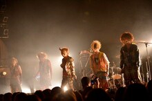 「カメレオ 初・全国六大都市ワンマンツアー2013『拡散希望！』」東京キネマ倶楽部公演の様子。（撮影：江隈麗志）