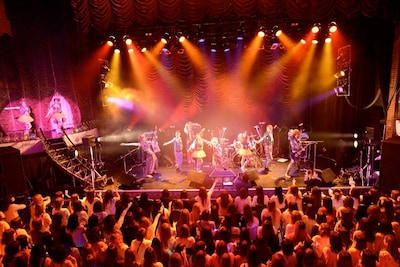 「カメレオ 初・全国六大都市ワンマンツアー2013『拡散希望！』」東京キネマ倶楽部公演の様子。（撮影：江隈麗志）