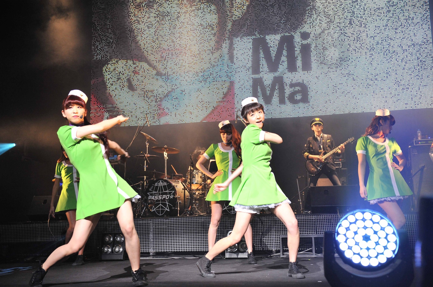 オープニングダンスを華麗に踊る玉井杏奈と槙田紗子（左から）。