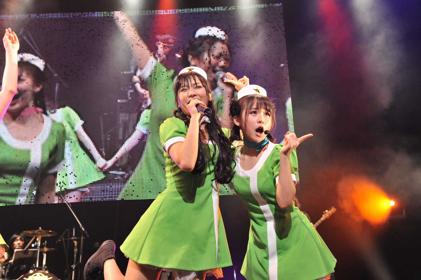 根岸愛、増井みお（左から）。