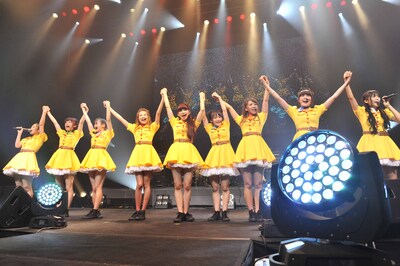 超満員のフロアへ最後のあいさつをするPASSPO☆。