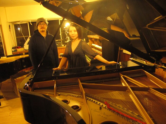 奥田泰次（写真左）と世武裕子（右）。