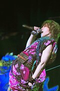 和装で熱唱するT.M.Revolution。