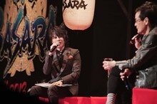 トークコーナーでMCを務めたT.M.Revolution。写真左は織田信長役の声優を務めた若本規夫。