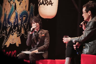 トークコーナーでMCを務めたT.M.Revolution。写真左は織田信長役の声優を務めた若本規夫。