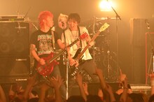 難波章浩（写真左）とJ（右）。