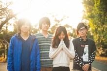 SpecialThanks。右から2番目がMisaki（Vo, G）。