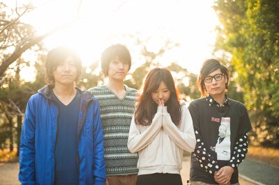 SpecialThanks。右から2番目がMisaki（Vo, G）。