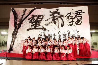 完成した作品を前に記念撮影をする乃木坂46。