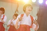 「君の名は希望」に乗せて書道パフォーマンスをする生駒里奈。