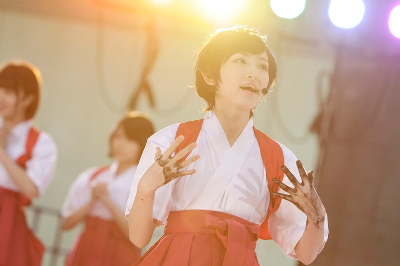 「君の名は希望」に乗せて書道パフォーマンスをする生駒里奈。